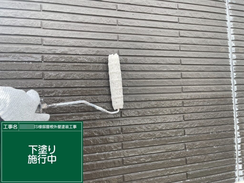 壁の下塗りを行います。